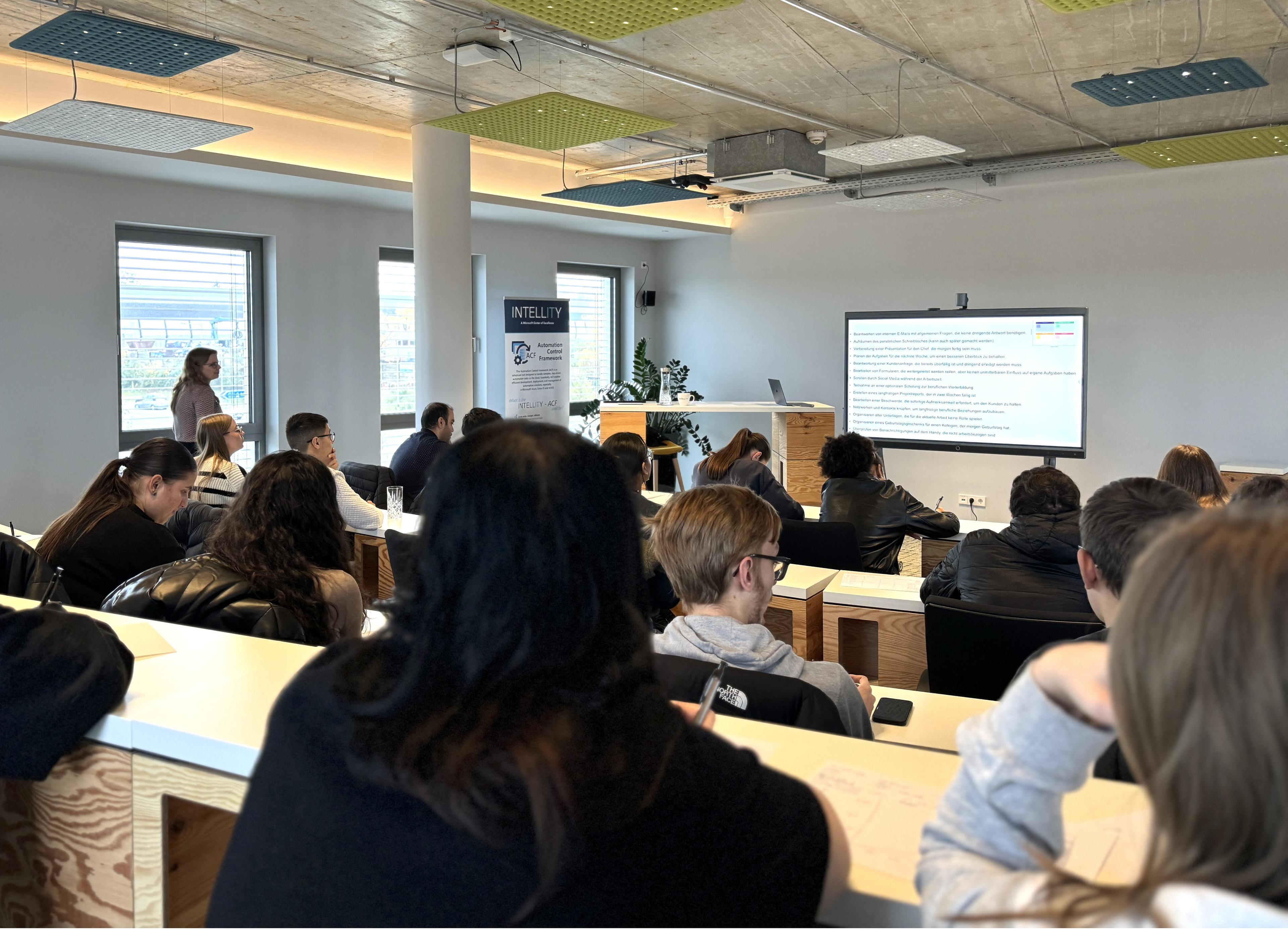 Azubis bei einer Präsentation