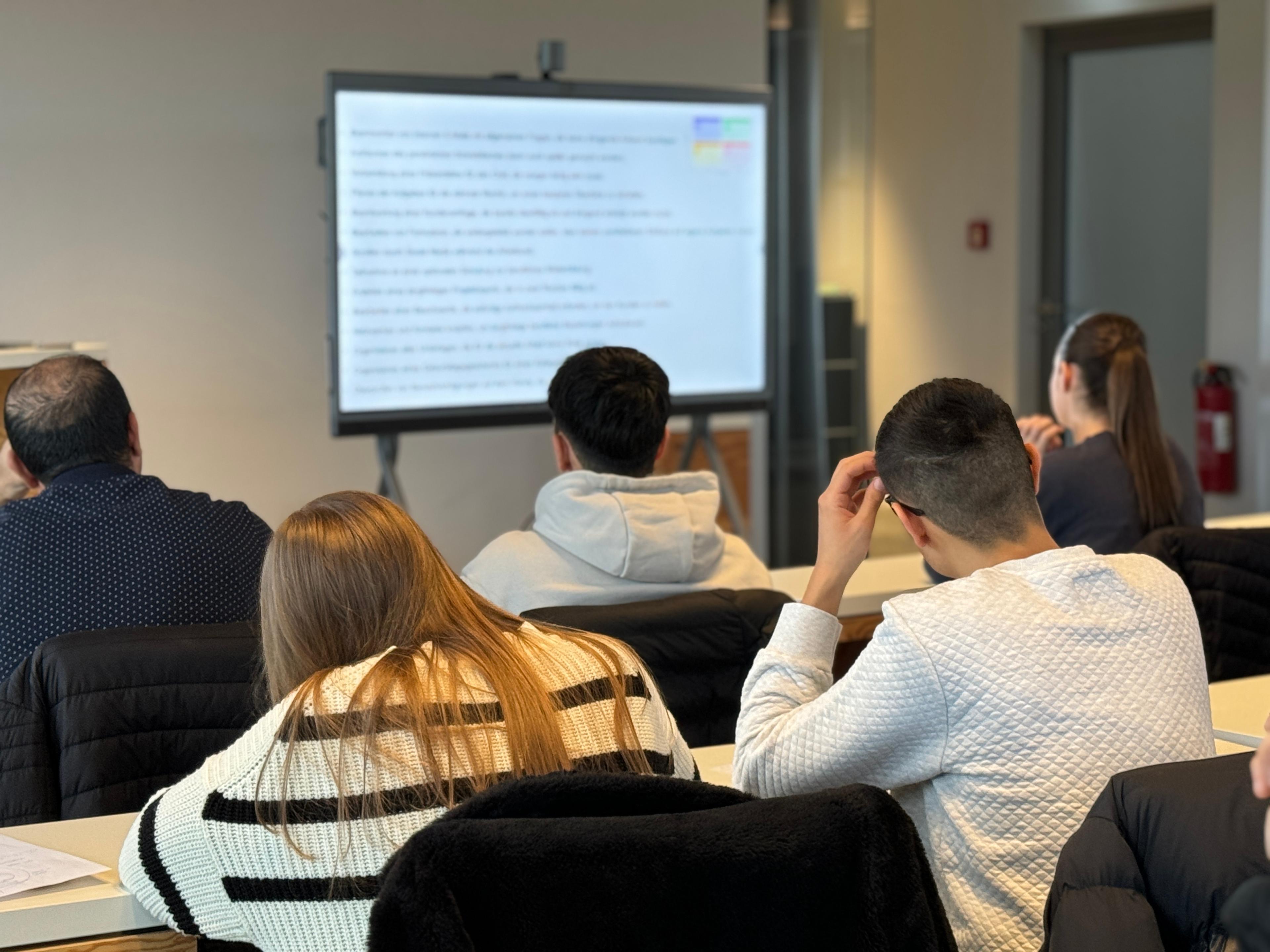 Azubis bei einer Präsentation